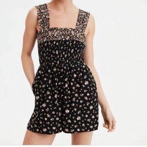 American Eagle Women SZ S Black Floral Smocked Tank Top Pull On Romper w/Pockets